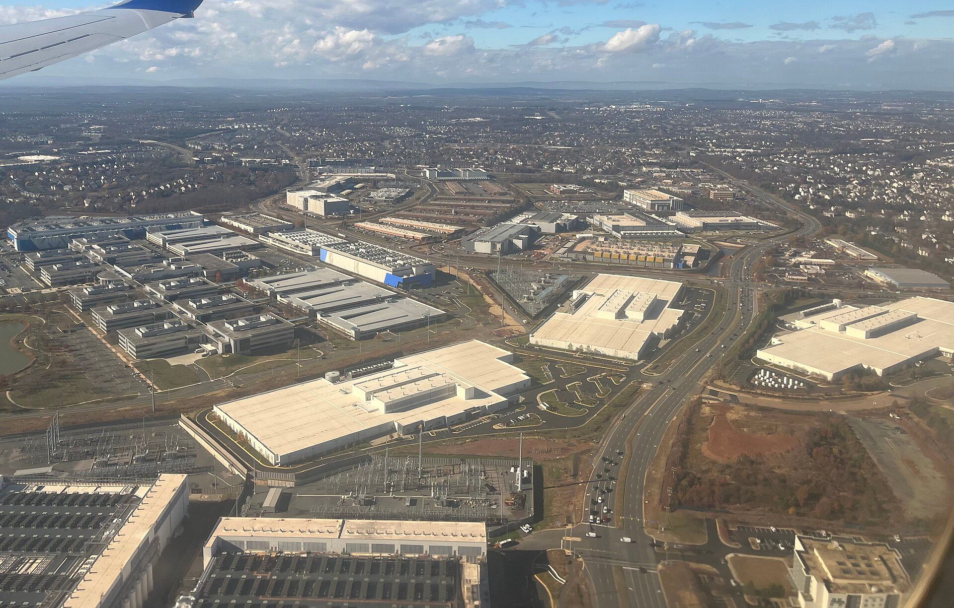 Vista aérea de um polo de datacenters e prédios corporativos