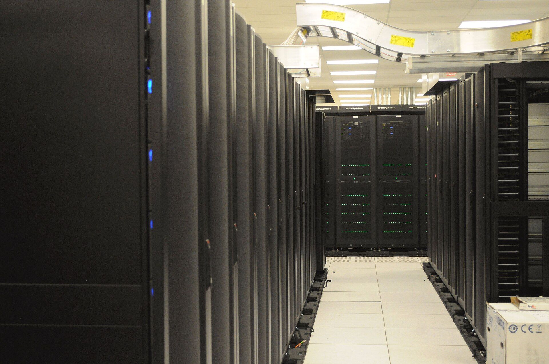 Corredor de racks de servidores em um datacenter
